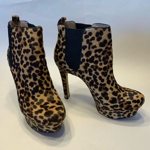 Vince Camuto Baileys women’s leopard print platform heels. Size 6 1/2.